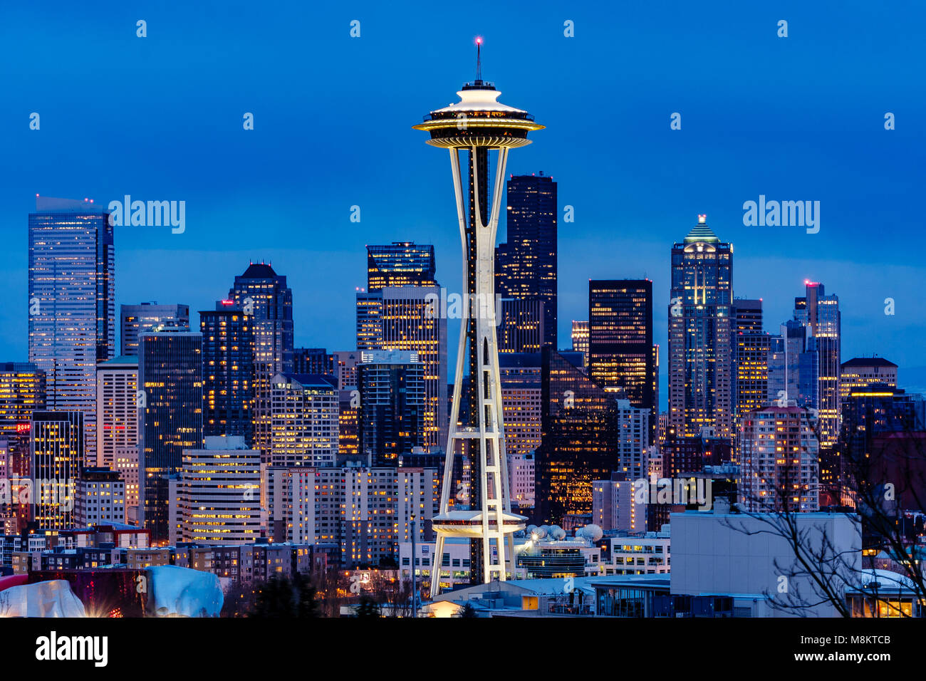 Seattle und die Space Needle ein Aussichtsturm aus den 1960er Jahren, der für die 1962 World's Fair Seattle, WA, USA gebaut wurde Stockfoto