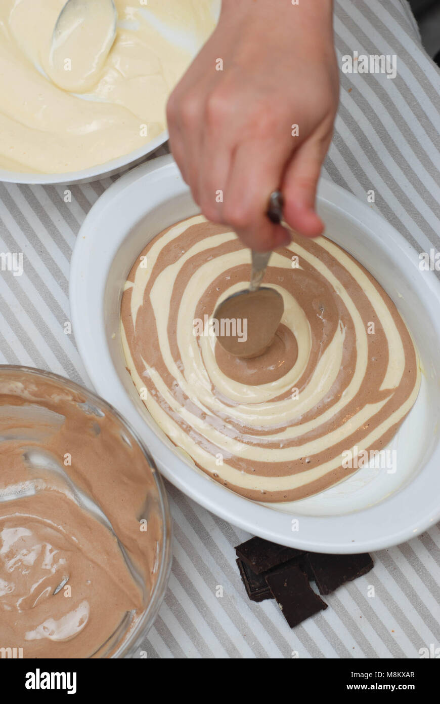 Mischen flüssiger Schokolade und weißen Teig für Pfannkuchen. Schokolade Teig für Kreis. Ansicht von oben. Essen. Stockfoto