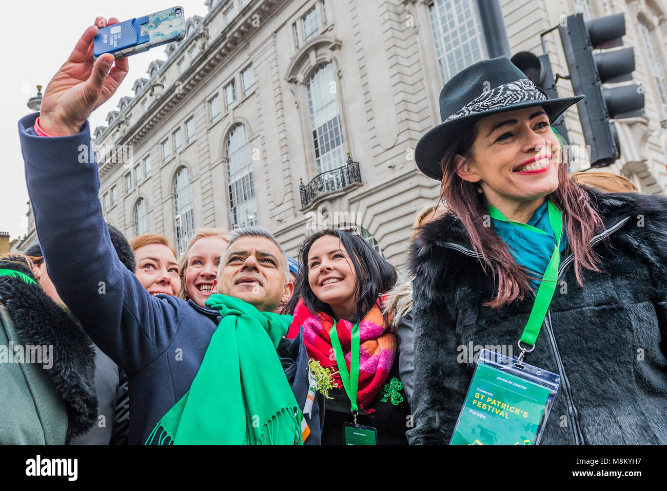 Bürgermeister von London, Sadiq Khan erhält einen anderen selfie, wie er der Londoner St. Patrick's Day Parade führt von Piccadilly zum Trafalgar Square. Credit: Guy Bell/Alamy leben Nachrichten Stockfoto