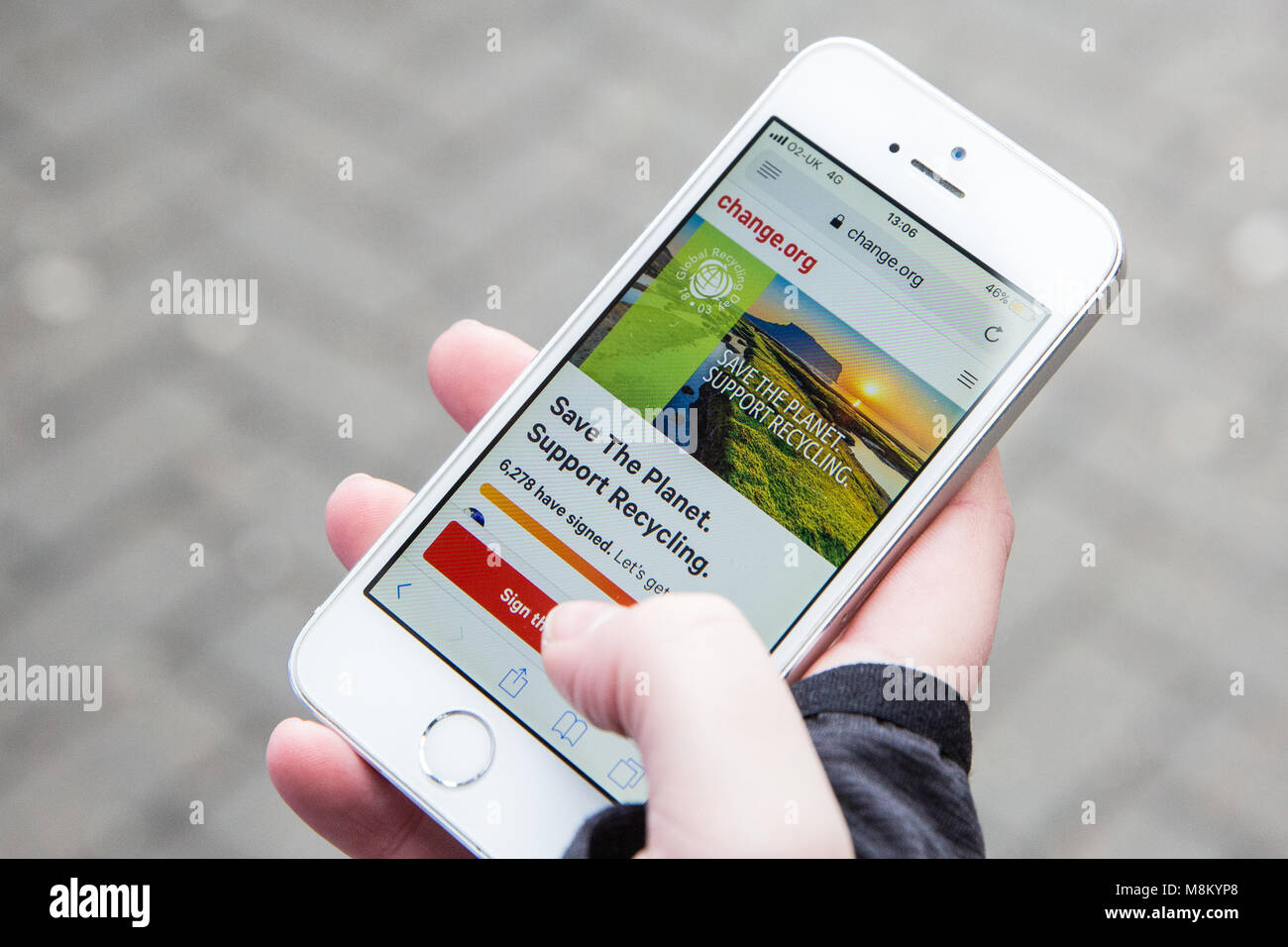 London, Großbritannien. 18. März, 2018. Öffentliche sind aufgefordert, die weltweiten Recycling Tag Petition mit der Einführung der weltweiten Recycling Tag während einer öffentlichen Engagement Ereignis in der Carnaby Street zu unterzeichnen. Weltweites Recycling Tag als Tag für die Umsetzung globaler Wandel, veränderte Wahrnehmungen der Menschen über Recycling bestimmt sind, ist die Hervorhebung als globaler Verantwortung und Förderung von wiederverwertbaren Materialien als "vital siebter Ressource". Nies und 35 verbundenen nationalen recycling Verbände aus Credit: Mark Kerrison/Alamy Leben Nachrichten angezeigt werden. Stockfoto