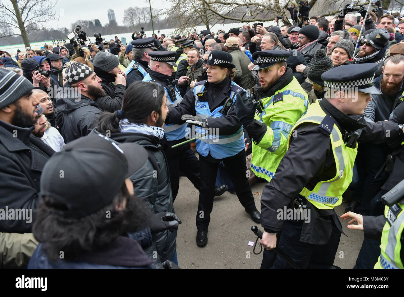 London, Vereinigtes Königreich. 18. März 2018. Stephen Lennon, bekannt unter dem Pseudonym Tommy Robinson, macht eine Rede an der Speakers Corner im Londoner Hyde Park. Die Gruppe Fußball Jungs Alliance (FLA) waren auch bei der Veranstaltung Unterstützung für Robinson zu zeigen. Credit: Peter Manning/Alamy leben Nachrichten Stockfoto