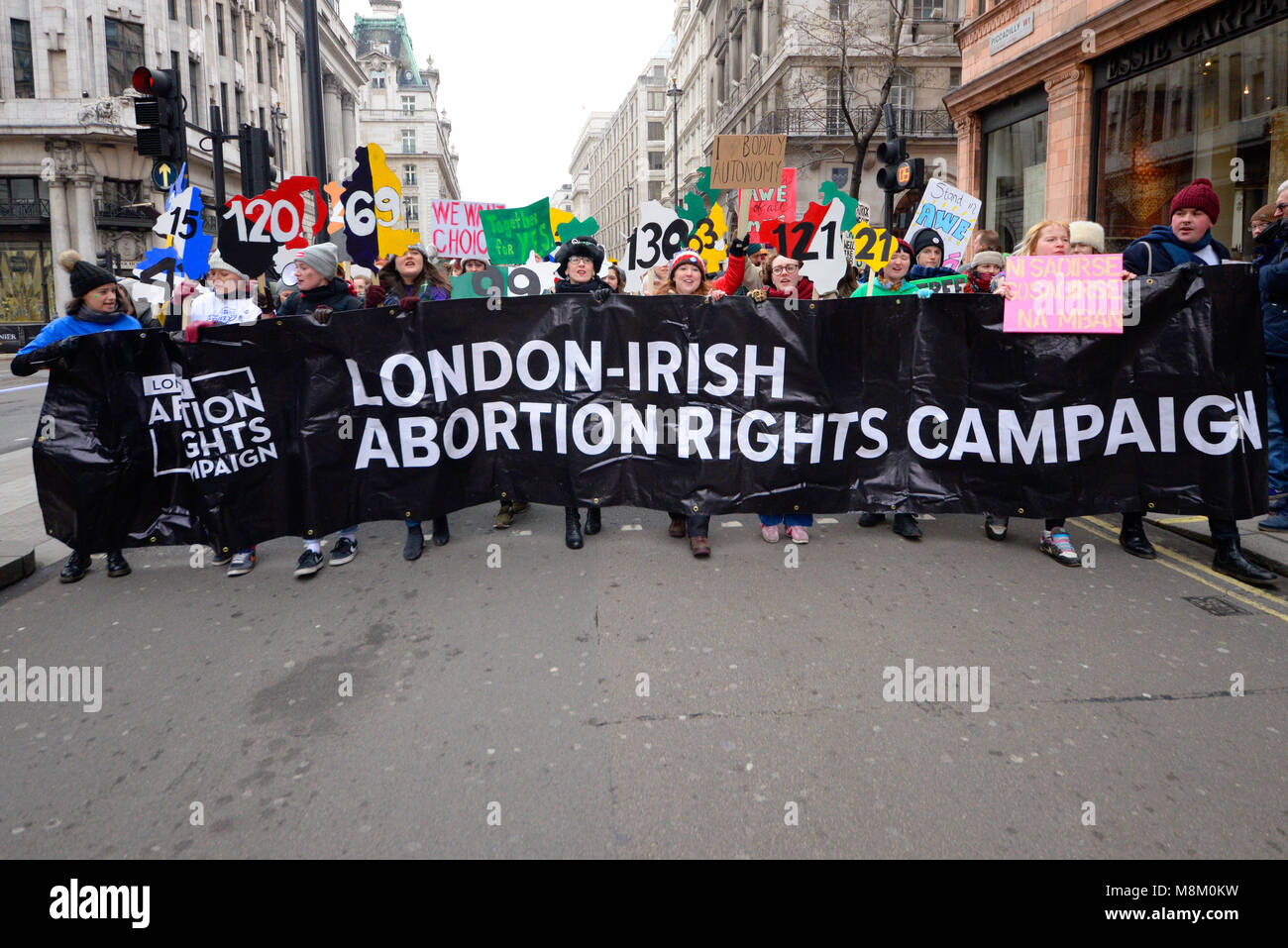 St. Patrick's Day Parade, London, 2018. London Irish Abtreibung Rechte Kampagne Banner. Die Demonstranten. Marschieren. Protest Stockfoto