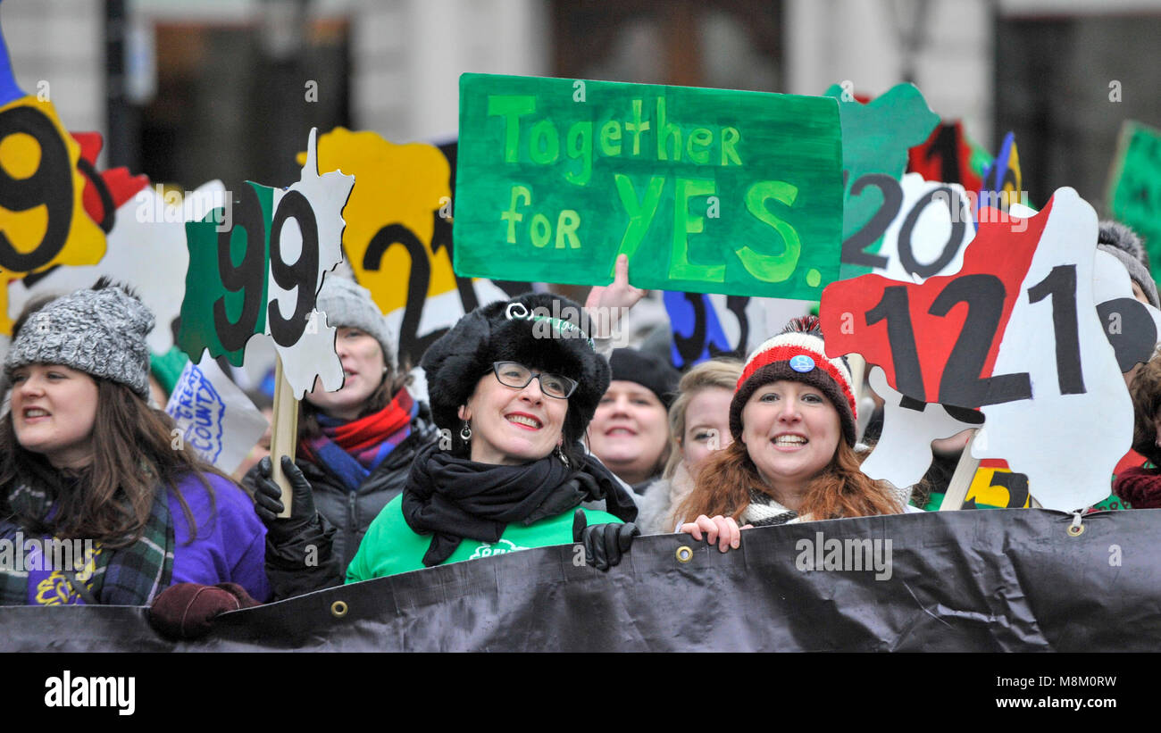 London, Großbritannien. 18. März 2018. London-Irish Abtreibung Rechte Aktivisten. Der 16. jährlichen London St. Patrick's Day Parade erfolgt durch das Zentrum von London. Zehntausende Menschen genießen Sie die Parade als auch Feierlichkeiten in Trafalgar Square. Der Fall stellt das Beste der irischen Essen, Musik, Gesang, Tanz, Kunst und Kultur und in diesem Jahr feiert die Leistungen und Erfolge der irischen Londoner Frauen als Teil der Bürgermeister von London# BehindEveryGreatCity Kampagne. Credit: Stephen Chung/Alamy leben Nachrichten Stockfoto