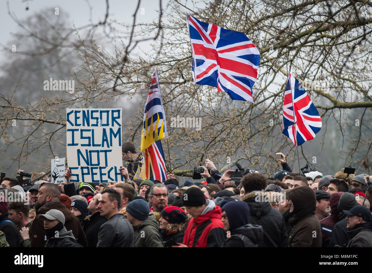 London, Großbritannien. 18. März, 2018. Hunderte erfassen bei Speakers' Corner, Hyde Park wartet eine Rede geschrieben von Generation Identität Martin Sellner, geliefert vom ehemaligen EDL leader Tommy Robinson zu hören. Credit: Guy Corbishley/Alamy leben Nachrichten Stockfoto