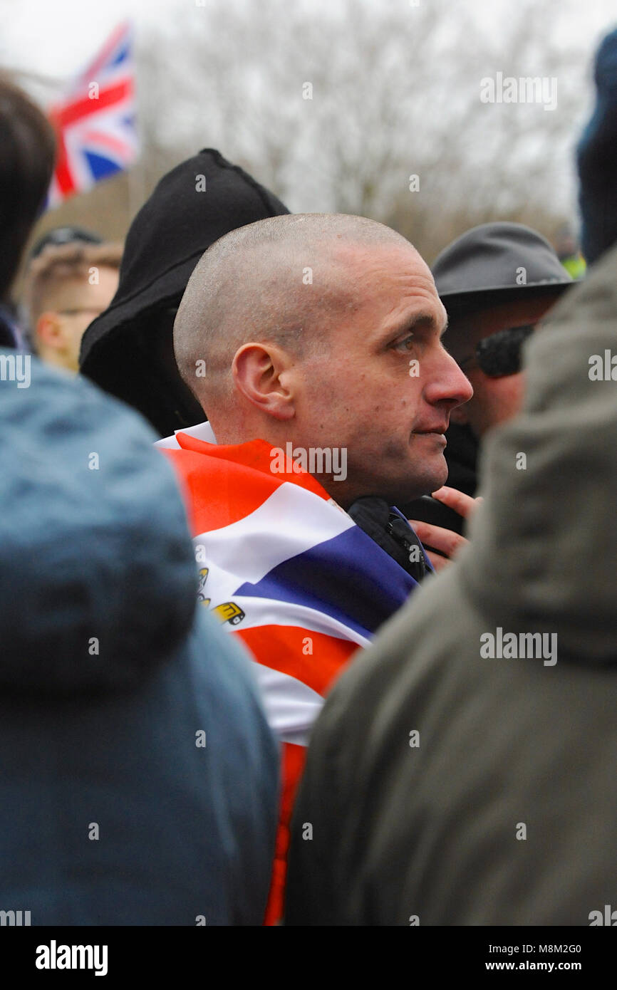 London, Großbritannien. 18. März, 2018. Ein skinhead nationalistischen Demonstrator trägt einen Union Jack Flagge versucht, auf das zu hören, Tommy Robinson (politischer Aktivist und Mitbegründer, ehemaliger Sprecher und Führer der English Defence League - EDL), wie er an der Speakers Corner, Hyde Park, London, Großbritannien spricht. Die Ecke war sehr dicht mit mehreren hundert Leuten, was bedeutete, dass es praktisch für die große Mehrheit der Menschen unmöglich war, ihn zu sehen oder zu hören, was er sagte. Quelle: Michael Preston/Alamy leben Nachrichten Stockfoto