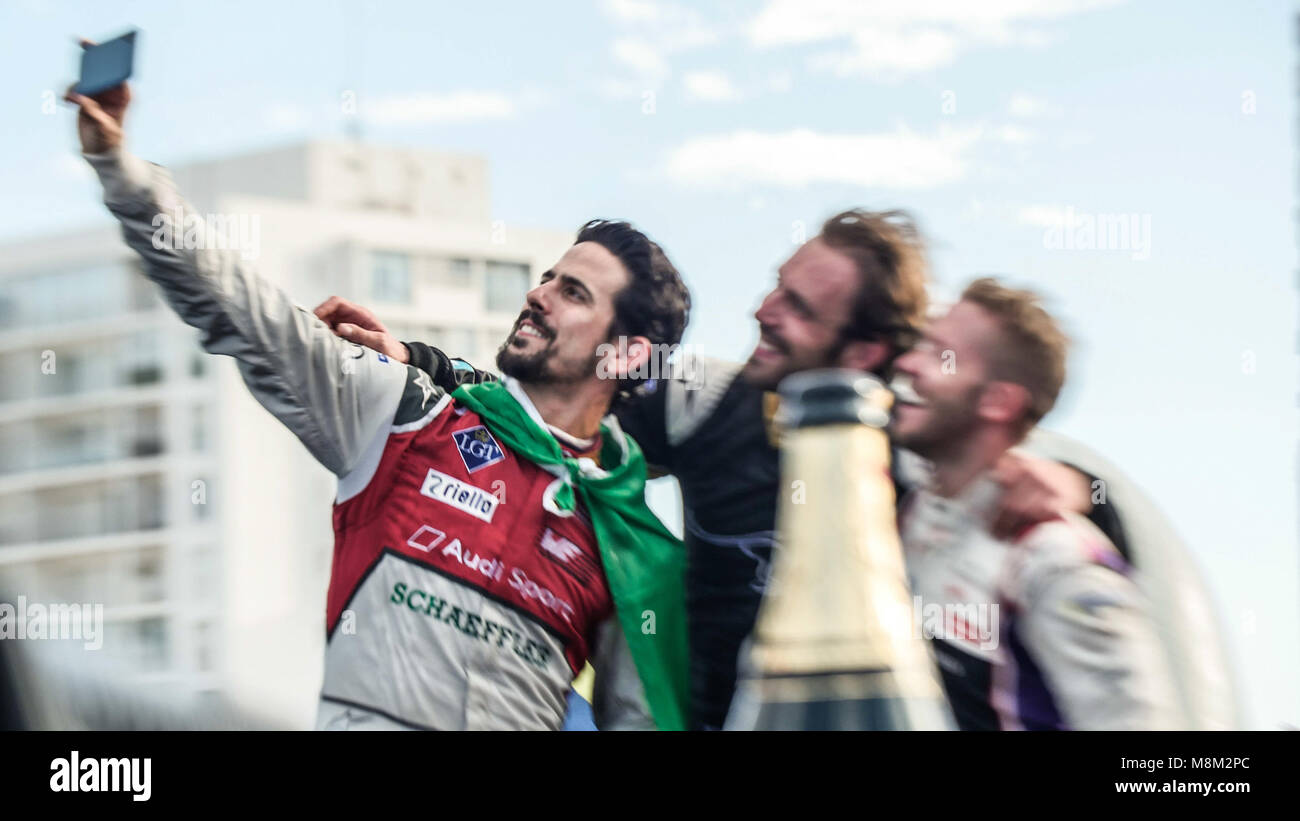 Punta Del Este, Uruguai. 17 Mär, 2018. LUCA DI GRASSI, JEAN ERIC VERGNE TRAKING die SELFIE MIT DEN FANS IM PODIUM DER FORMEL EPRIX. Credit: Enzo vignoli/FotoArena/Alamy leben Nachrichten Stockfoto