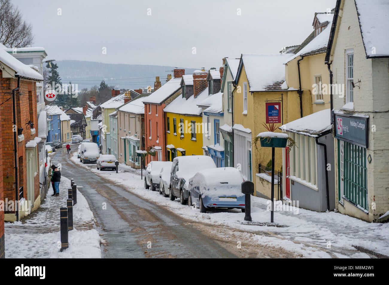 Bishops Castle, Shropshire, England, UK. 18. März 2018. Die Recht und schneebedeckten Straßen von Bishop's Castle, Shropshire nach dem über Nacht Schneeschauer. Alan Beastall/Alamy leben Nachrichten Stockfoto