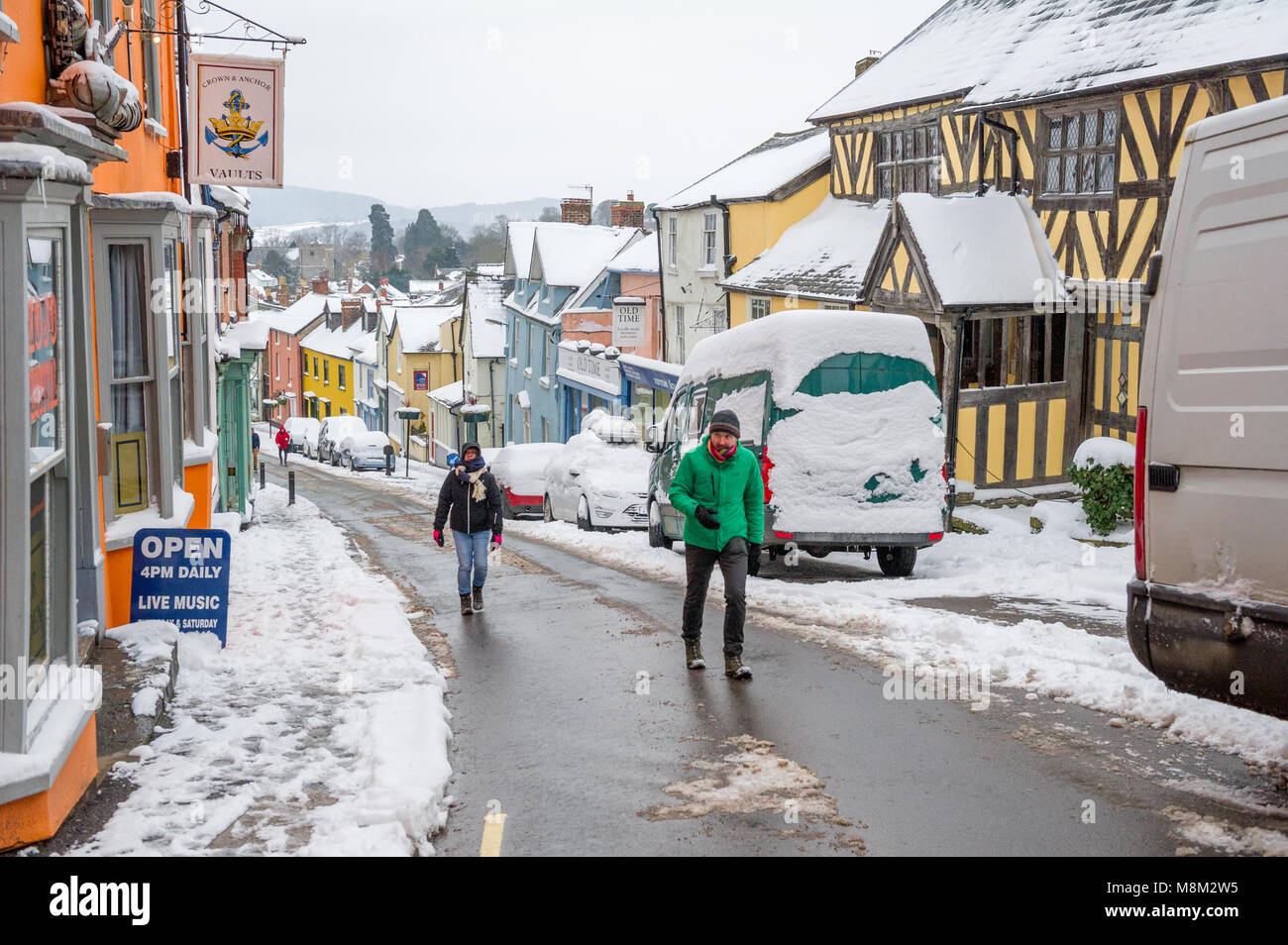 Bishops Castle, Shropshire, England, UK. 18. März 2018. Die Recht und schneebedeckten Straßen von Bishop's Castle, Shropshire nach dem über Nacht Schneeschauer. Alan Beastall/Alamy leben Nachrichten Stockfoto
