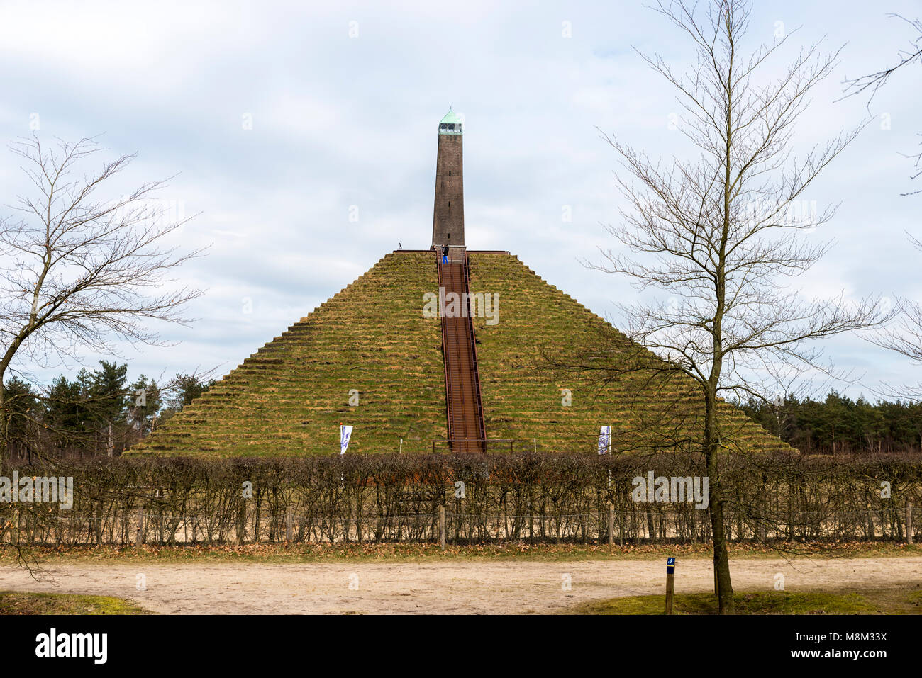 Austerlitz, Holland, 18-03-2018: unbekannter Menschen klettern die Pyramide des Auteritz, der pyramis ist der höchste Punkt ot dieses Teil in Holland und 1804 gebaut als ein Tribut an Napoleon Bonaparte. Stockfoto