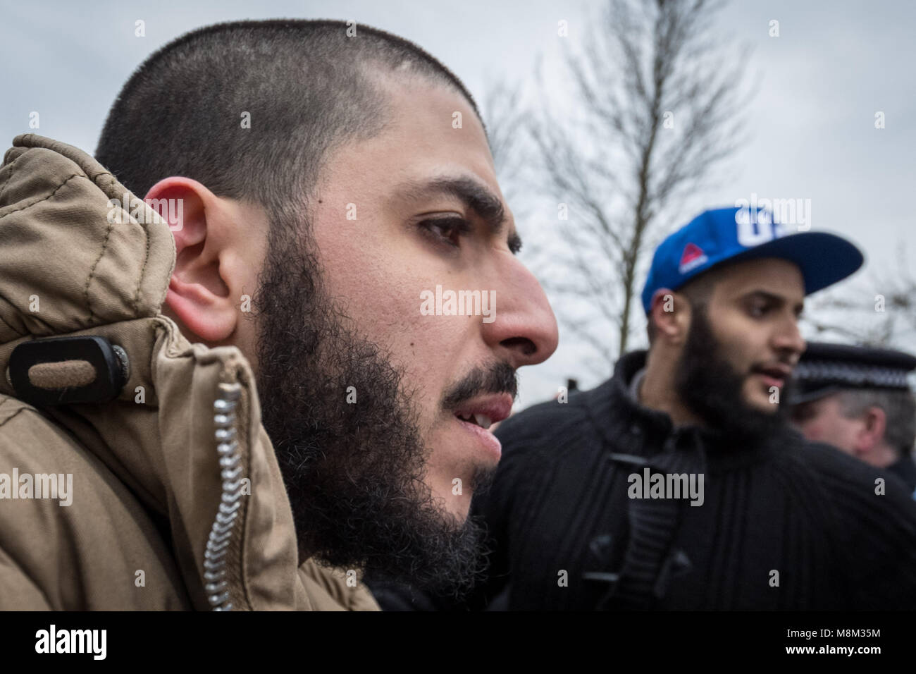 London, Großbritannien. 18. März, 2018. Hunderte erfassen bei Speakers' Corner, Hyde Park wartet eine Rede geschrieben von Generation Identität Martin Sellner, geliefert vom ehemaligen EDL leader Tommy Robinson zu hören. Credit: Guy Corbishley/Alamy leben Nachrichten Stockfoto