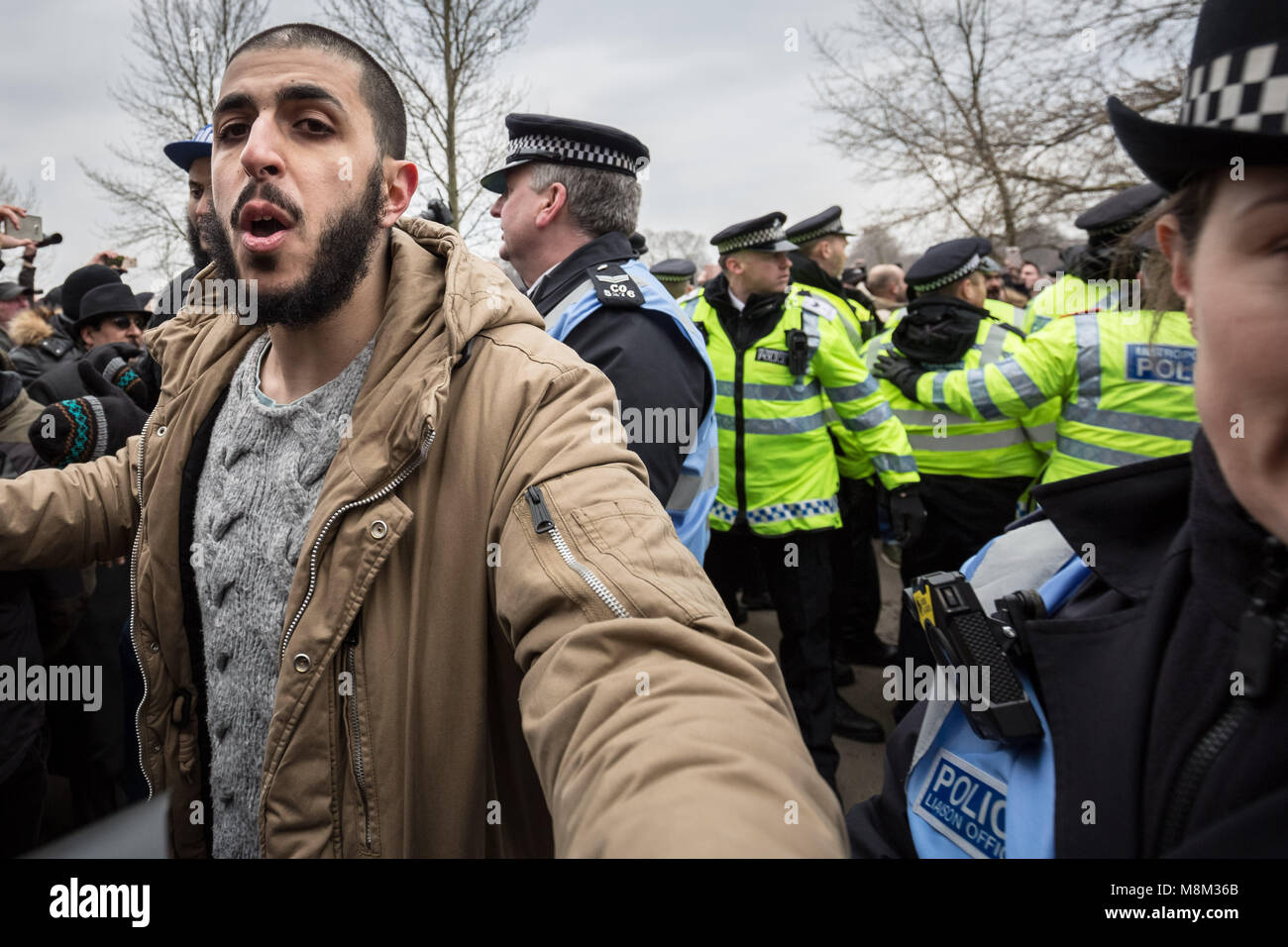 London, Großbritannien. 18. März, 2018. Hunderte erfassen bei Speakers' Corner, Hyde Park wartet eine Rede geschrieben von Generation Identität Martin Sellner, geliefert vom ehemaligen EDL leader Tommy Robinson zu hören. Credit: Guy Corbishley/Alamy leben Nachrichten Stockfoto