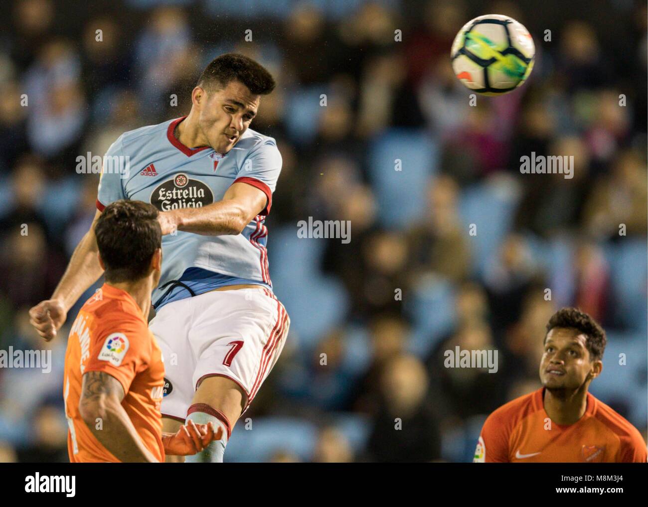 RC CeltaÕs Maxi Gomez heizt die Kugel, während der spanischen La Liga Fußball Match zwischen RC Celta und Malaga an der Balaidos Stadion in Vigo, Spanien, Sonntag, 18. März 2018. Cordon drücken Sie Stockfoto