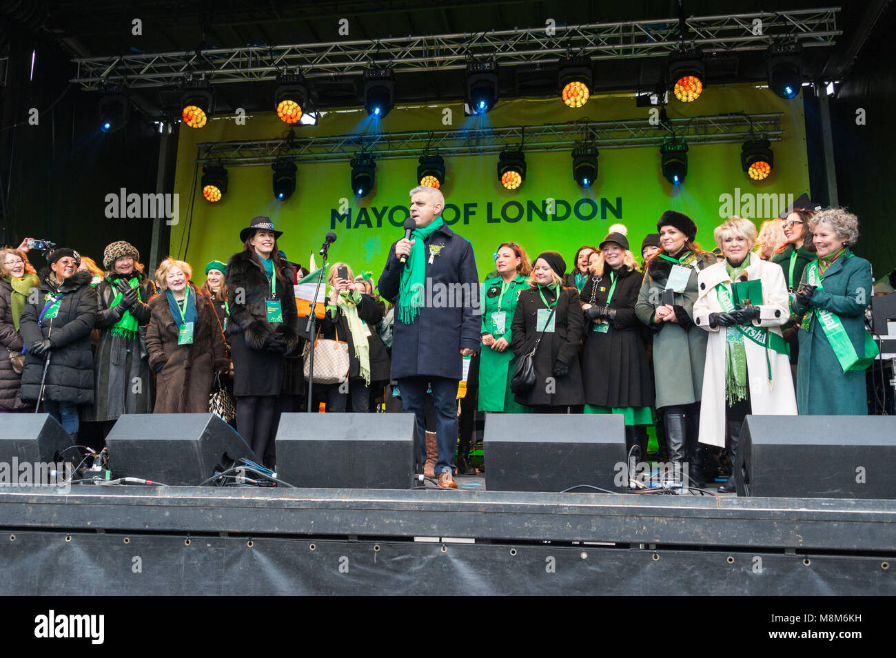 London, Großbritannien. 18 Mär, 2018. Londoner Bürgermeister Sadiq Khan (C) liefert eine Rede auf dem Trafalgar Square nach der Parade St. Patrick's Day in London, Großbritannien, 18. März 2018 zu feiern. Credit: Ray Tang/Xinhua/Alamy leben Nachrichten Stockfoto
