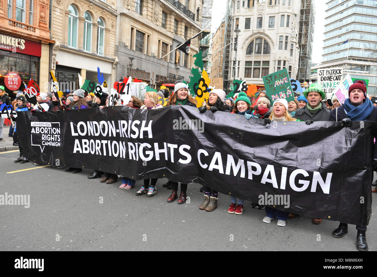 London, Großbritannien. 18. März, 2018. Aktivisten aus dem London-Irish Abtreibung Rechte Kampagne marschieren in Day Parade des jährlichen St. Patrick in Central London, England, Vereinigtes Königreich. Die Kampagne zielt darauf ab, die Achte Änderung der irischen Verfassung aufgehoben und die Entkriminalisierung der Abtreibung in Nordirland. Quelle: Michael Preston/Alamy leben Nachrichten Stockfoto