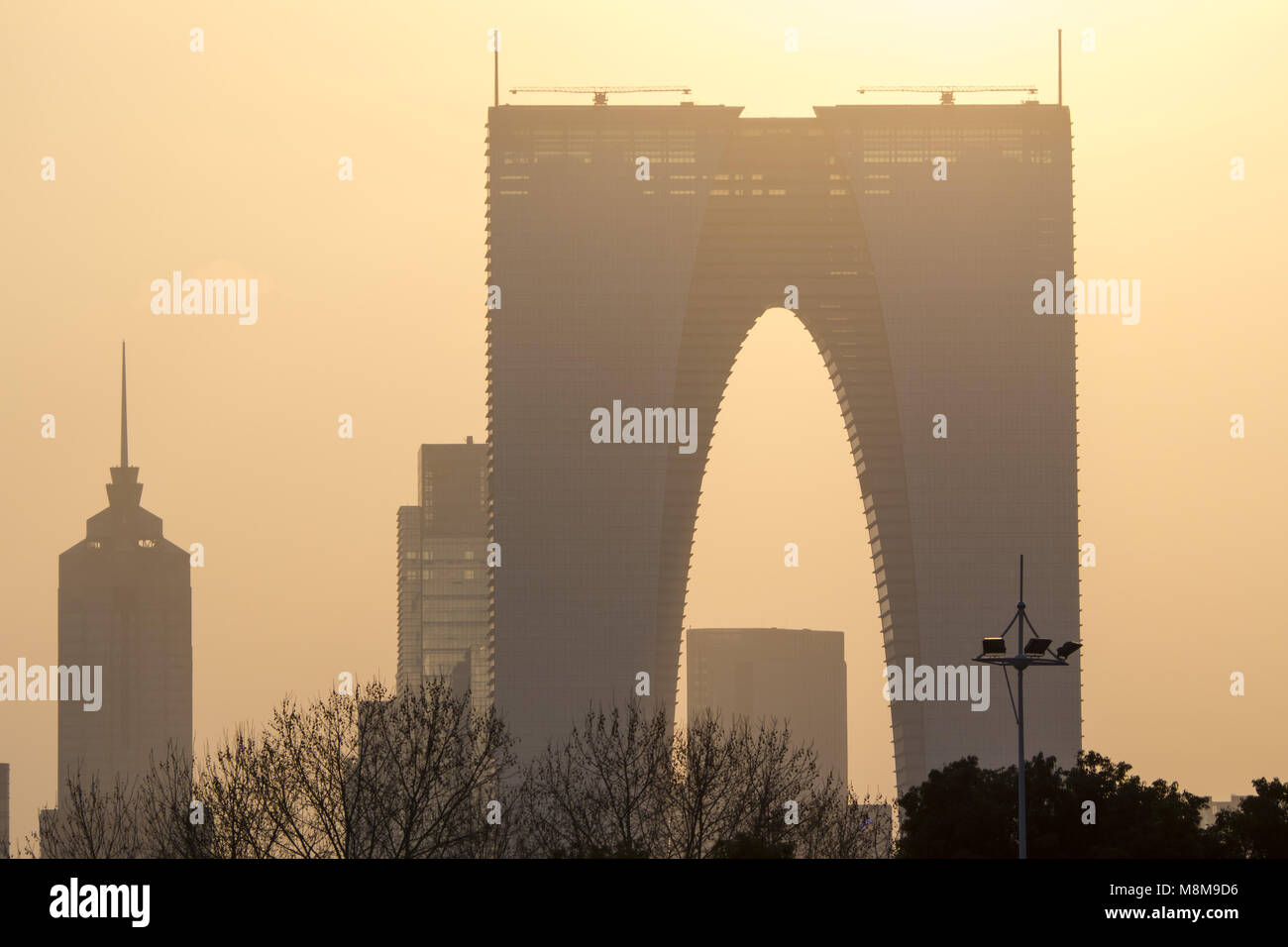 Suzhou, Suzhou, China. 17 Mär, 2018. Suzhou, China, 17. März 2018: Sonnenuntergang am Tor zum Osten in Suzhou in der ostchinesischen Provinz Jiangsu. Das Tor zum Osten, einem 74-stöckigen Hochhaus in Suzhou, betitelt ist wie die Hosen Gebäude, denn es sieht aus wie riesige Hosen. Credit: SIPA Asien/ZUMA Draht/Alamy leben Nachrichten Stockfoto