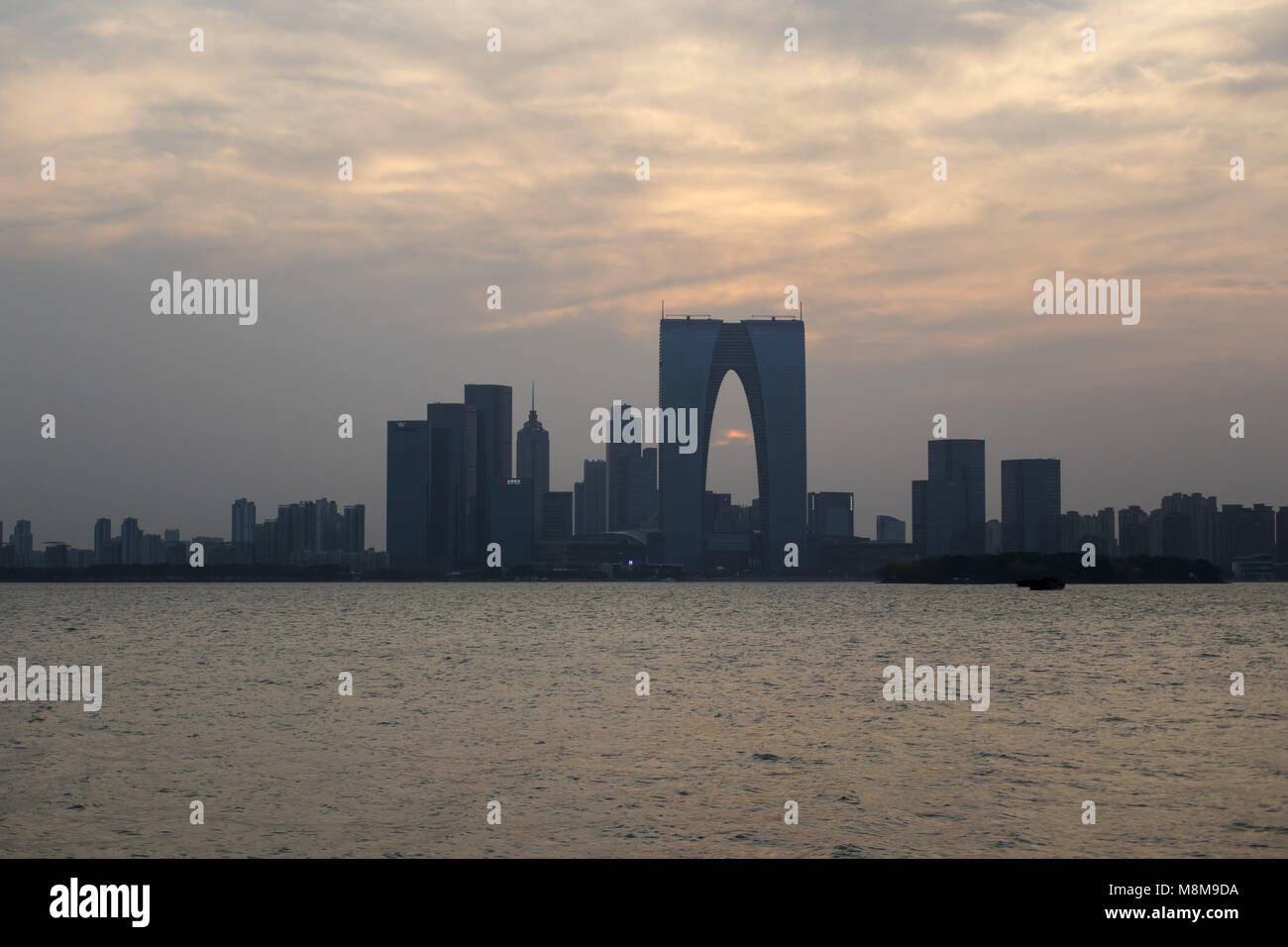 Suzhou, Suzhou, China. 17 Mär, 2018. Suzhou, China, 17. März 2018: Sonnenuntergang am Tor zum Osten in Suzhou in der ostchinesischen Provinz Jiangsu. Das Tor zum Osten, einem 74-stöckigen Hochhaus in Suzhou, betitelt ist wie die Hosen Gebäude, denn es sieht aus wie riesige Hosen. Credit: SIPA Asien/ZUMA Draht/Alamy leben Nachrichten Stockfoto