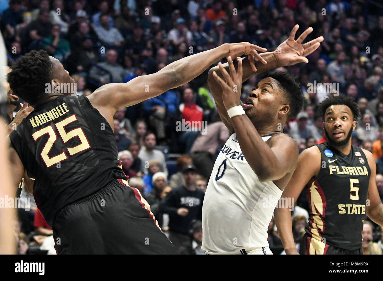 Nashville, Tennessee, USA. 18 Mär, 2018. Xavier Musketiere, Tyrique Jones (0) und der Florida State Seminoles vorwärts Mfiondu Kabengele (25) sind bei Bridgestone Arena am 18. März in Nashville, Tennessee 2018 verwickelt. Credit: FGS Sport/Alamy leben Nachrichten Stockfoto