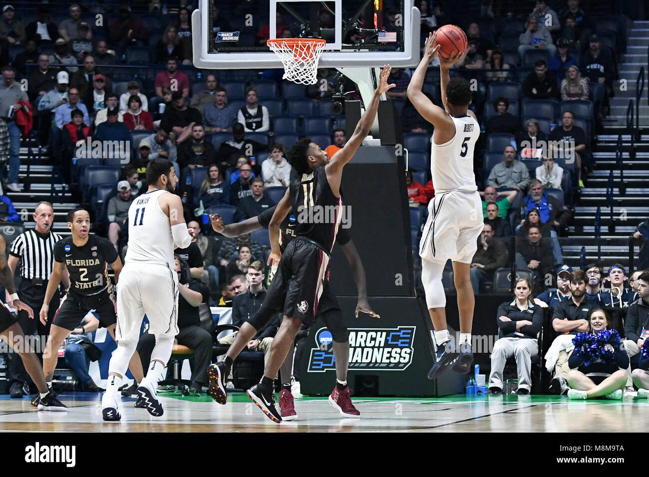 Nashville, Tennessee, USA. 18 Mär, 2018. Xavier Musketiere guard Trevon Bluiett (5) schießt wie Florida State Seminoles guard Braian Angola (11) verteidigt bei Bridgestone Arena am 18. März in Nashville, Tennessee, 2018. Credit: FGS Sport/Alamy leben Nachrichten Stockfoto