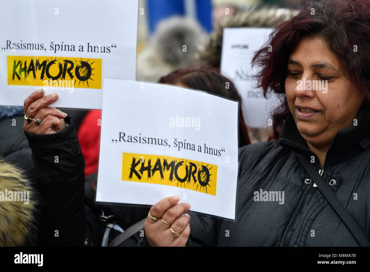 Prag, Tschechische Republik. 17 Mär, 2018. Dutzende von Roma und ihre Unterstützer nahmen an einem Protest gegen Rassismus und hinterfragen die Roma Holocaust, in der Nähe der Regierung inszeniert im Zentrum von Prag, Tschechische Republik, am 17. März 2018. Sie trugen Tschechische und EU-Flaggen und kritisierte vor allem Aussagen von Abgeordnetenkammer stellvertretender Vorsitzender Tomio Okamura, der Vorsitzende der ultra-rechten Anti-EU-Freiheit und der Direkten Demokratie (SPD) Bewegung. Die demonstranten Okamura eine rassistische, die nicht im Parlament werden sollte. Quelle: Michal Kamaryt/CTK Photo/Alamy leben Nachrichten Stockfoto