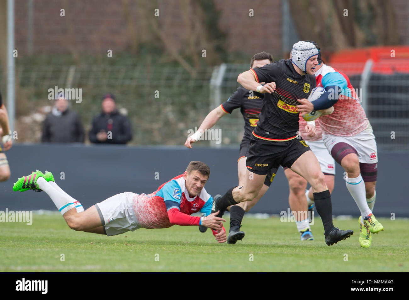 18 März 2018, Deutschland, Köln: Rugby, Rugby Europa Meisterschaft, Deutschland gegen Russland. Valery Dorofeev (Russland, 9) klammert sich an Christopher Korn (Deutschland, 13). - KEINE LEITUNG SERVICE - Foto: Jürgen Keßler/dpa Stockfoto