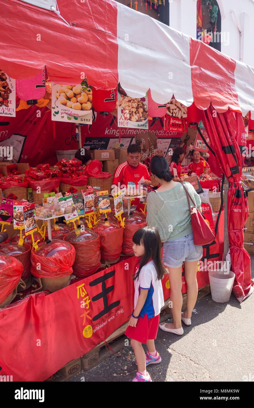 Essen auf der Temple Street, Chinatown, Outram District, Central Area, Singapur Insel (Pulau Ujong), Singapur Abschaltdruck Stockfoto
