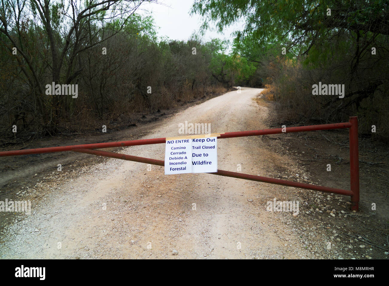 Tor über einen Trail in Santa National Wildlife Refuge mit einem temporären Zeichen Warnung Besucher aus einem gefährlichen Bereich, in den Park zu halten. Stockfoto