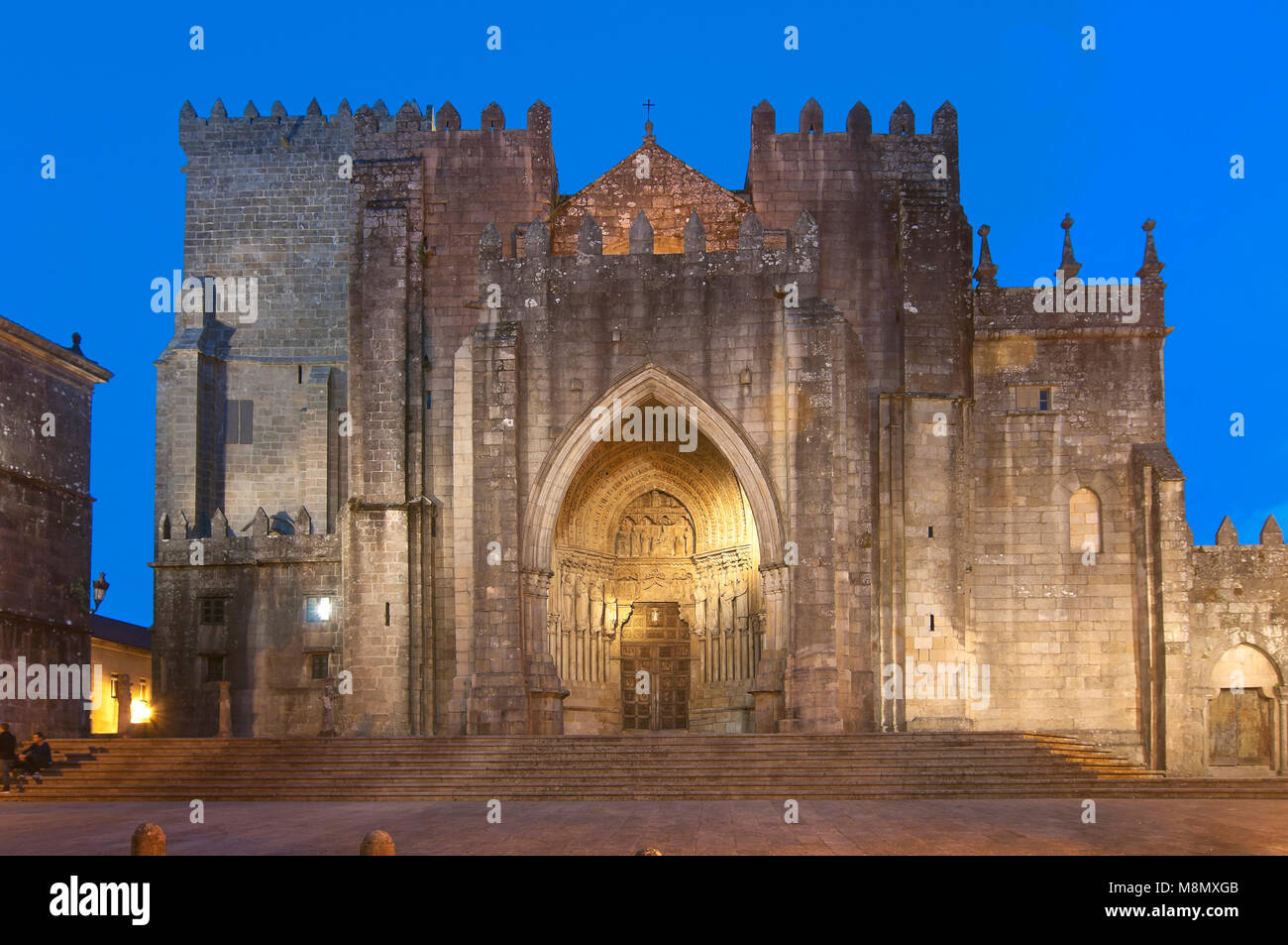 Romanische Kathedrale Santa Maria - 12. Jahrhundert - in der Dämmerung, Tuy, Provinz Pontevedra, Region Galizien, Spanien, Europa Stockfoto
