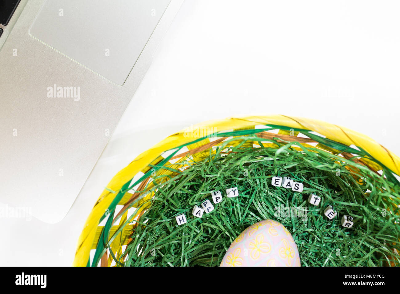 Ostern Dekoration, schreiben Würfel in Korb mit Gras Mock up Stockfoto