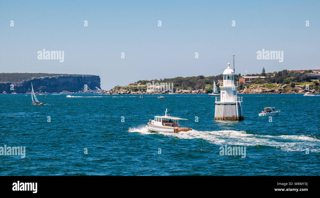 Australien, New South Wales, Sydney Hafen, Port Jackson, mit Blick auf den westlichen Ärmelkanal Haufen Licht und die Sydney Heads. Stockfoto