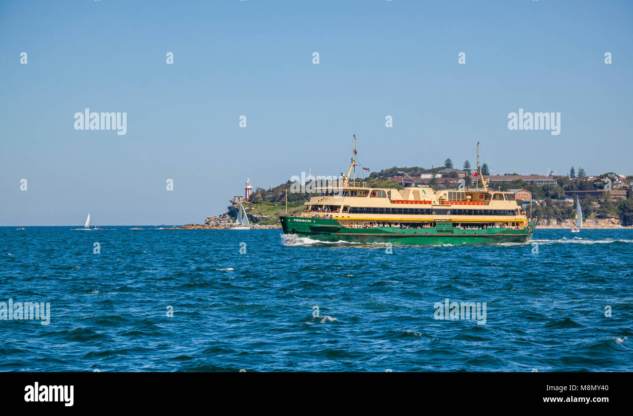 Die Manly Fähre MV Süßwasser pflügen Sydneys Norden Hafen auf dem Weg nach Manly, vor dem Hintergrund der South Head, New South Wales, Australi Stockfoto