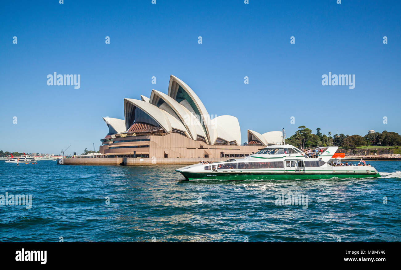 SuperCat ferry Susie O'Neill aus Sydney Cove und vorbei an der Sydney Opera House am Bennelong Point, den Hafen von Sydney, New South Wales, Australien Stockfoto