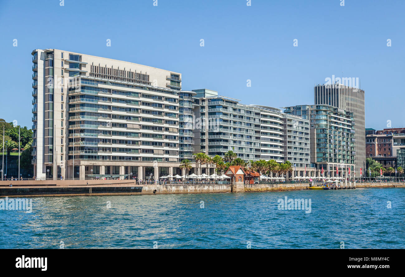 Blick von Osten auf Circular Quay Sydney Cove mit colonaded Geschäfte und Restaurants, die Koloniale Halbinsel und Mirvac Apartmentanlagen erhielt den Spitznamen "T Stockfoto