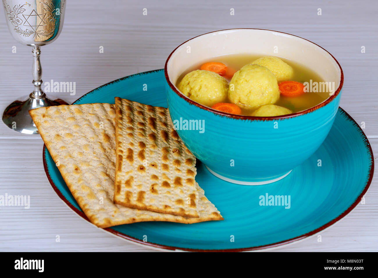 Köstliche Matzoh Ball Suppe mit mazze, jüdische Symbole für das Passah Pessach-feiertage Stockfoto