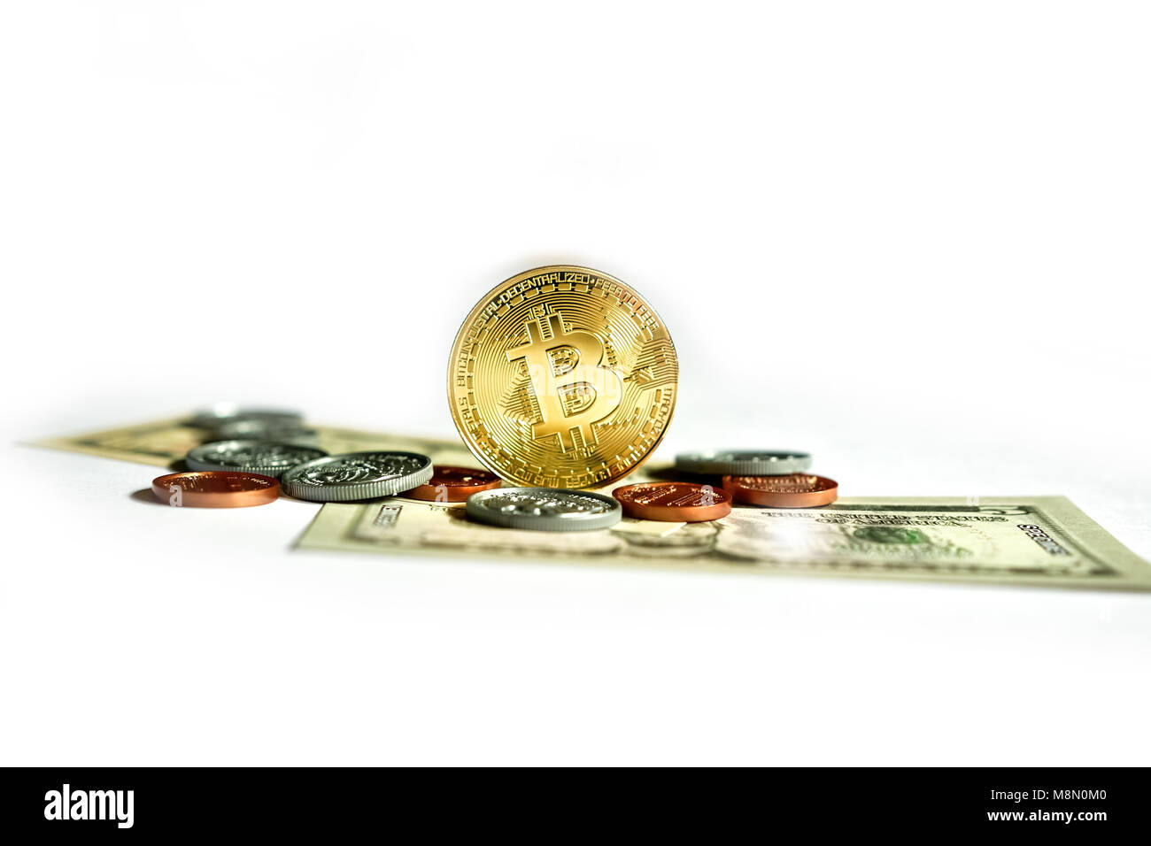 Nahaufnahme der virtuellen Währung bitcoin mit uns Münze. Stockfoto