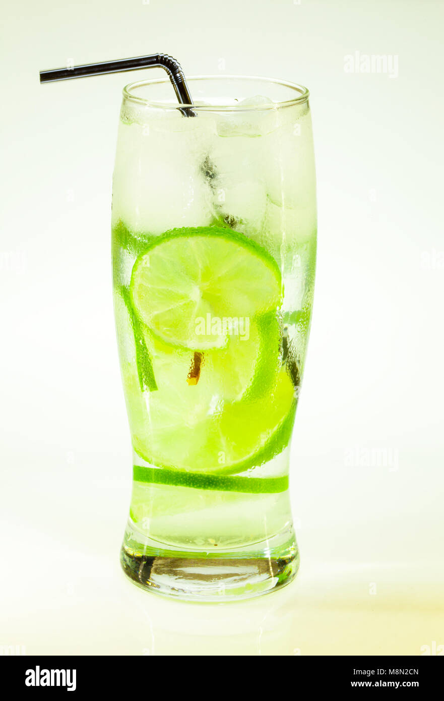 Sommer kalten Drink mojito Limette und Minze mit Eis und Soda mit Tropfen auf ein Glas auf weißem Hintergrund Stockfoto