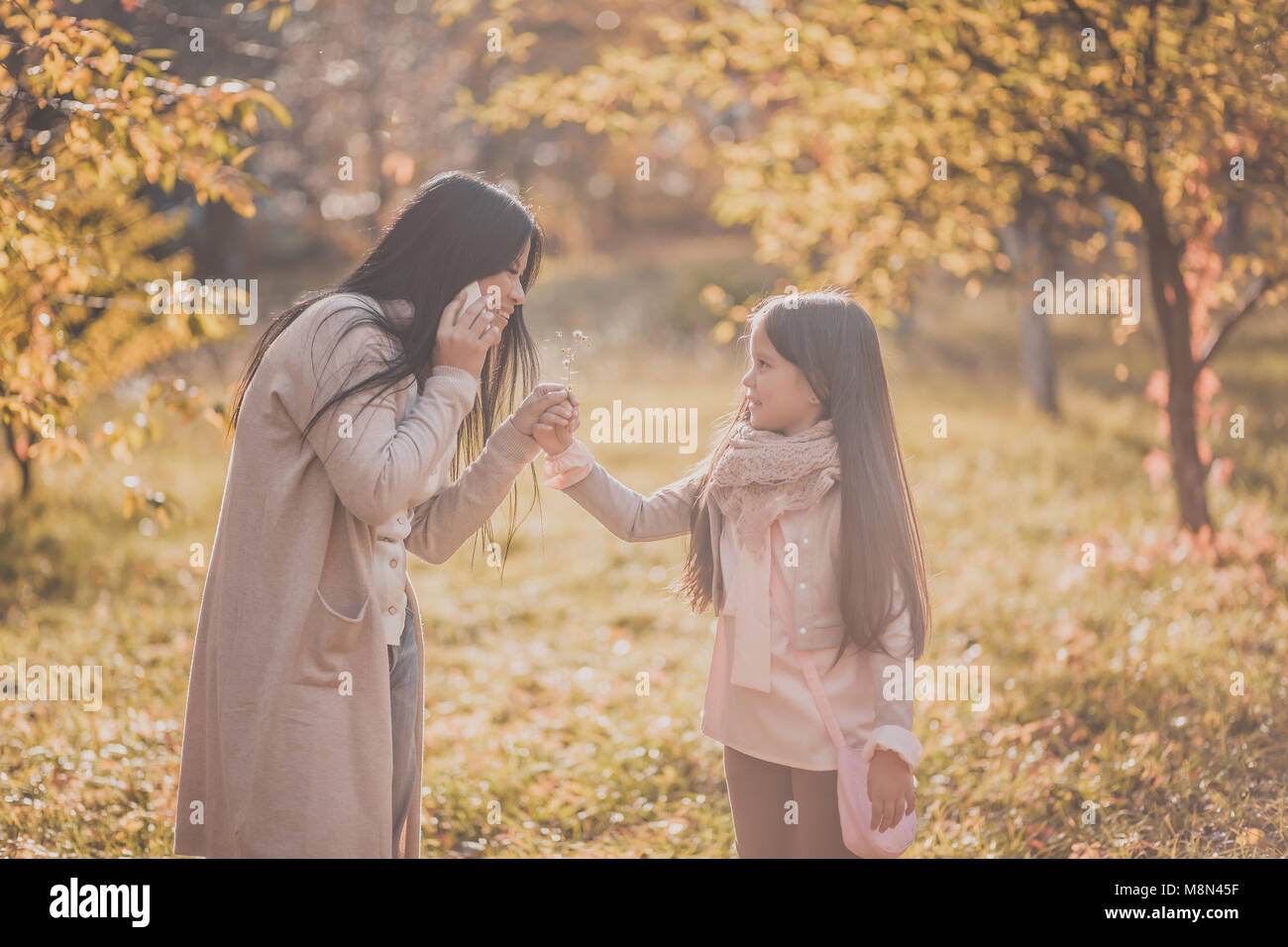 Glückliche Mutter und Tochter spielen Herbst Park Stockfoto