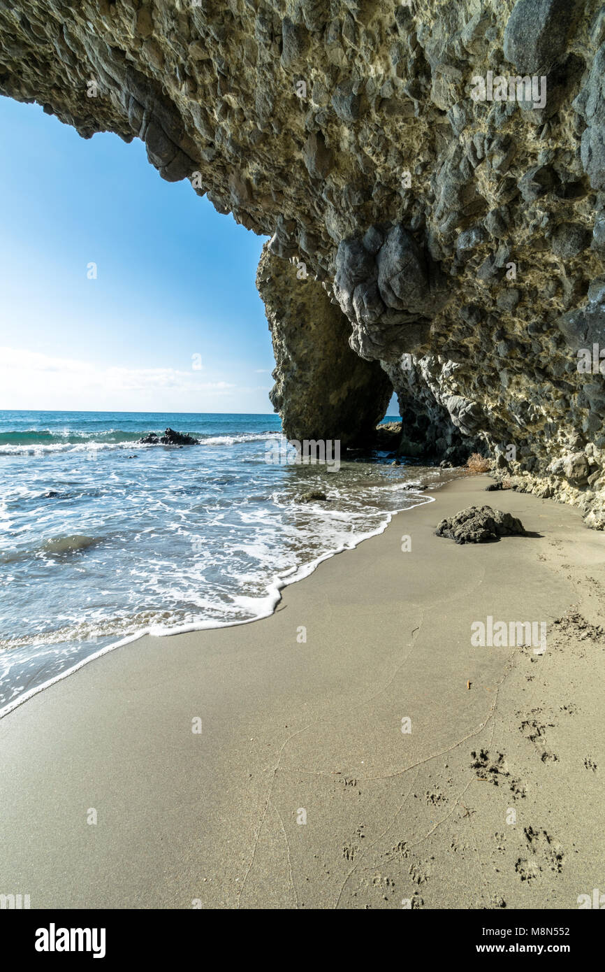Rock Höhle bei Monsul Strand in Almeria, Spanien Stockfoto