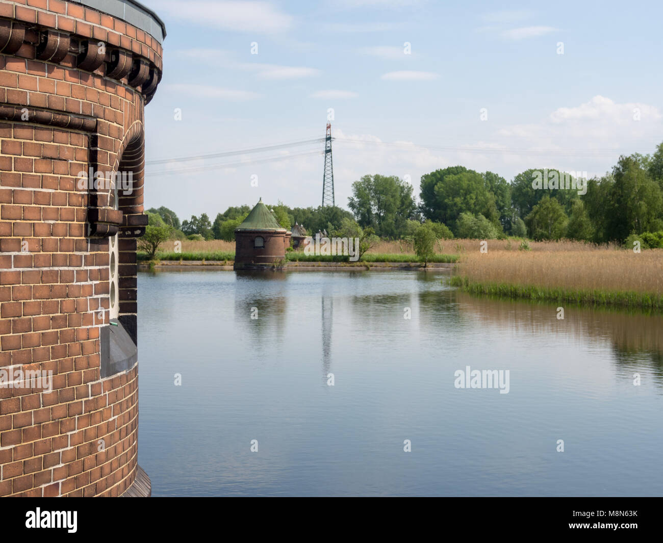 Hamburg, Deutschland - 19. Mai 2016: alte Steuerelement Kabinen am Teich bei Verbindung von Industrial Museum Wasserkunst Kaltehofe, einer ehemaligen Kläranlage. Stockfoto