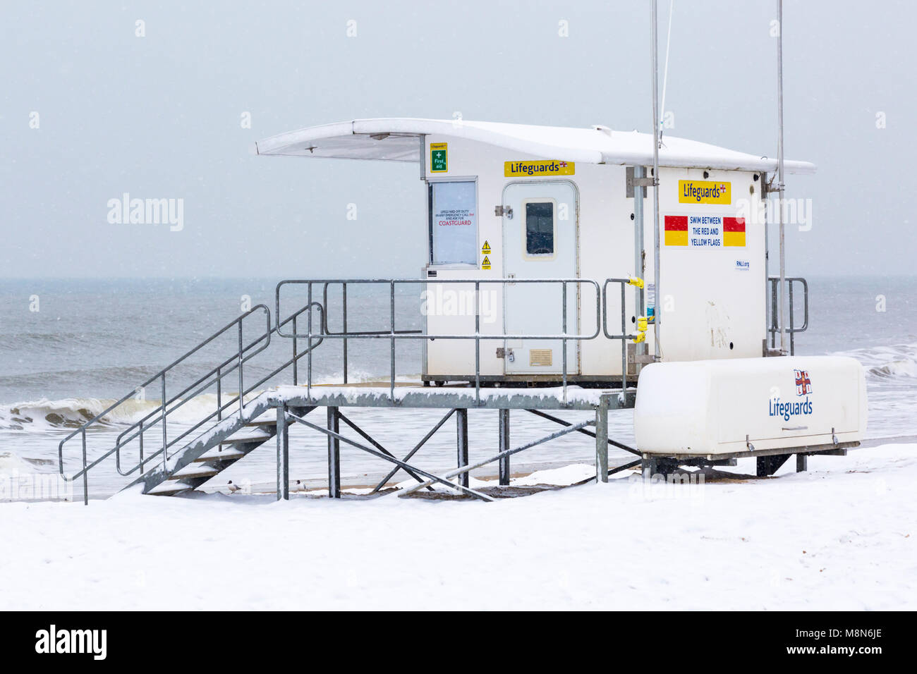 RNLI lifeguards Kiosk am Strand von Bournemouth im Schnee in Bournemouth, Dorset, England UK im März abgedeckt Stockfoto