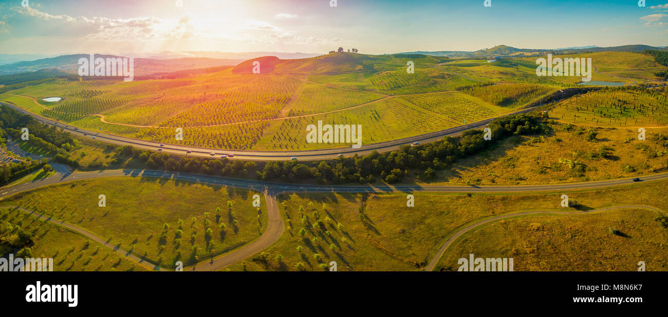 Antenne Panorama von Tuggeranong Parkway und National Arboretum bei Sonnenuntergang in Canberra, Australien Stockfoto