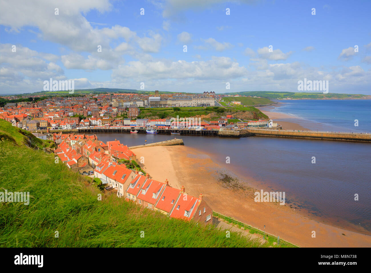 Whitby, Blick auf Stadt und Küste North Yorkshire England Großbritannien Stockfoto