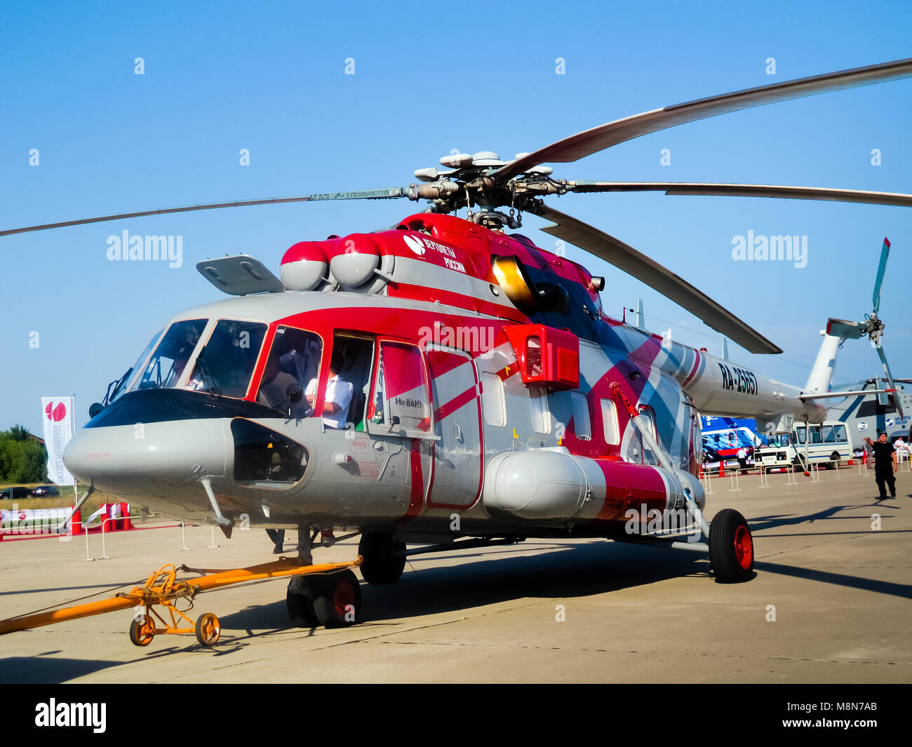 Multifunktionale vielseitiger Hubschrauber Mi 8 AMT, russische Transport-, Rettungs-, Cargo Aircraft. ZHUKOWSKY - 17. AUGUST Stockfoto