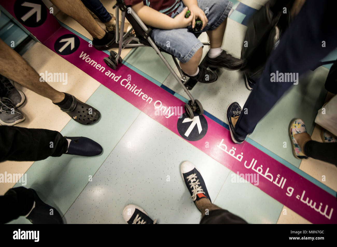 Passagiere, Frauen - nur Pkw, die Dubai Metro Stockfoto