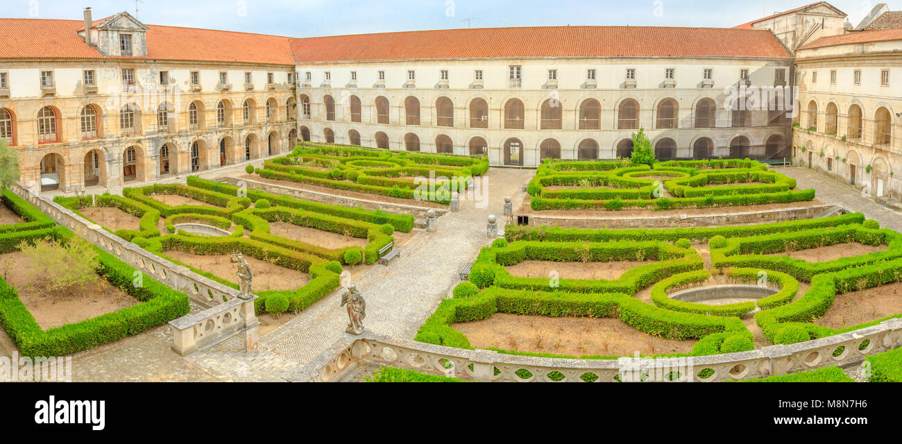 Panorama der Mosteiro de Santa Maria de Alcobaca mit Kreuzgang des Schweigens. Der Komplex von Topanga ist eine mittelalterliche Römisch-katholischen Kloster. Zisterzienser Architektur. Alcobaca, Central Portugal. Stockfoto