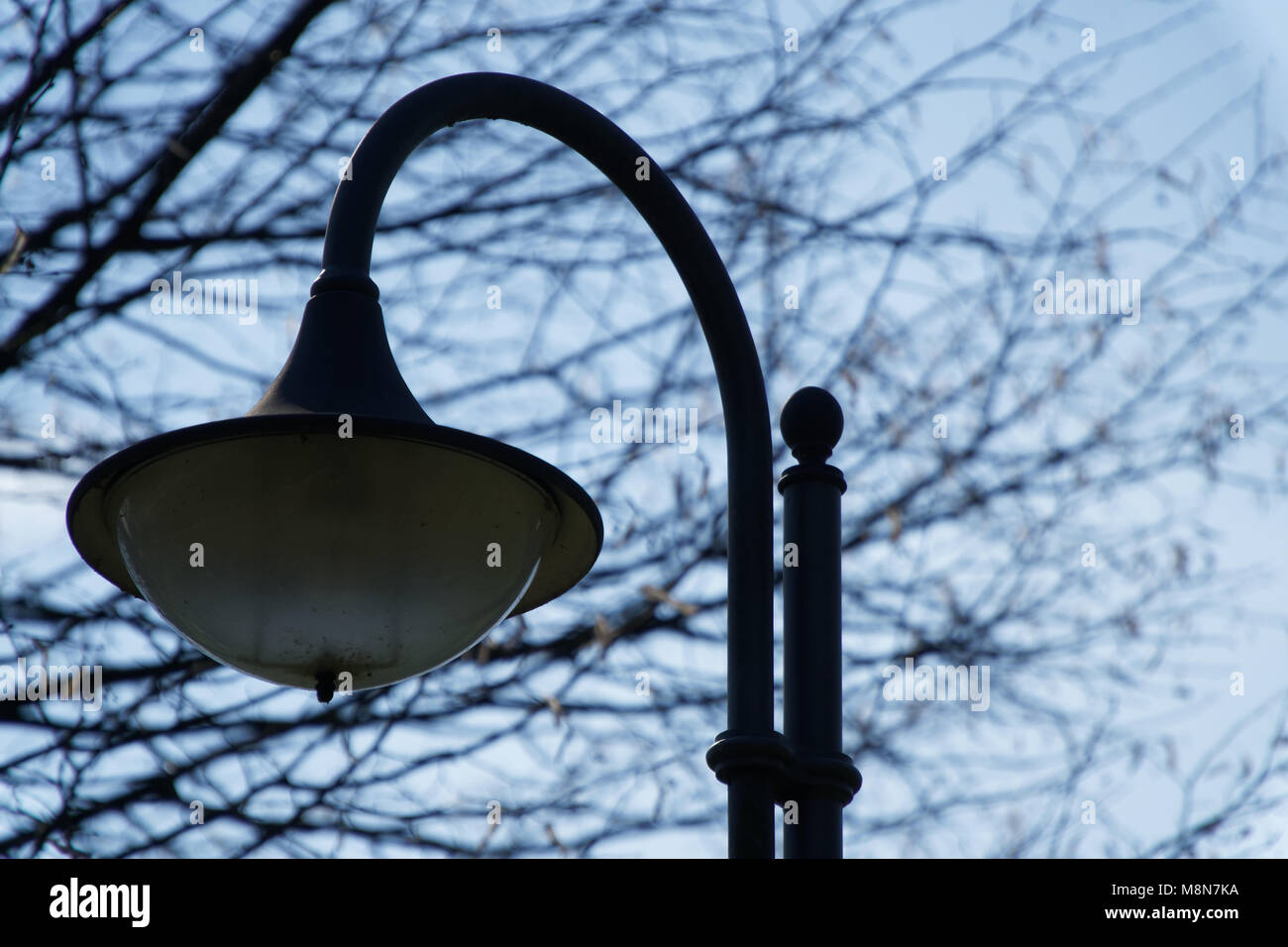 Straßenlaterne in sonniger Tag, ausgeschaltet, im städtischen Hintergrund. Stockfoto