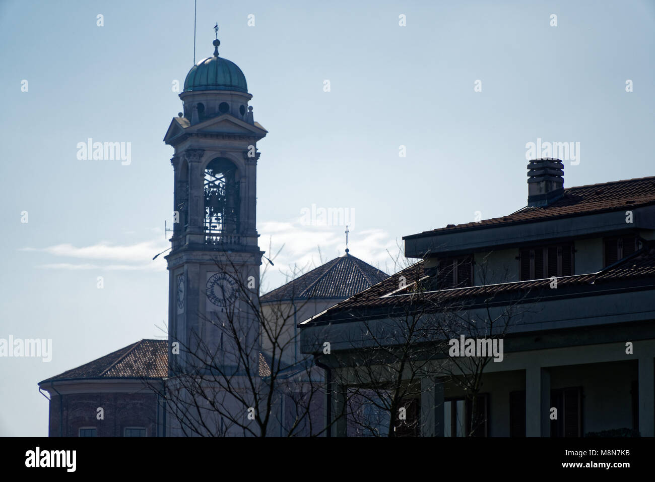 Katholische Kirche, Robecco sul Naviglio, Provinz Mailand, Italien, 13. März 2018: die alte katholische Kirche mit Glockenturm, Religion Hintergrund. Stockfoto