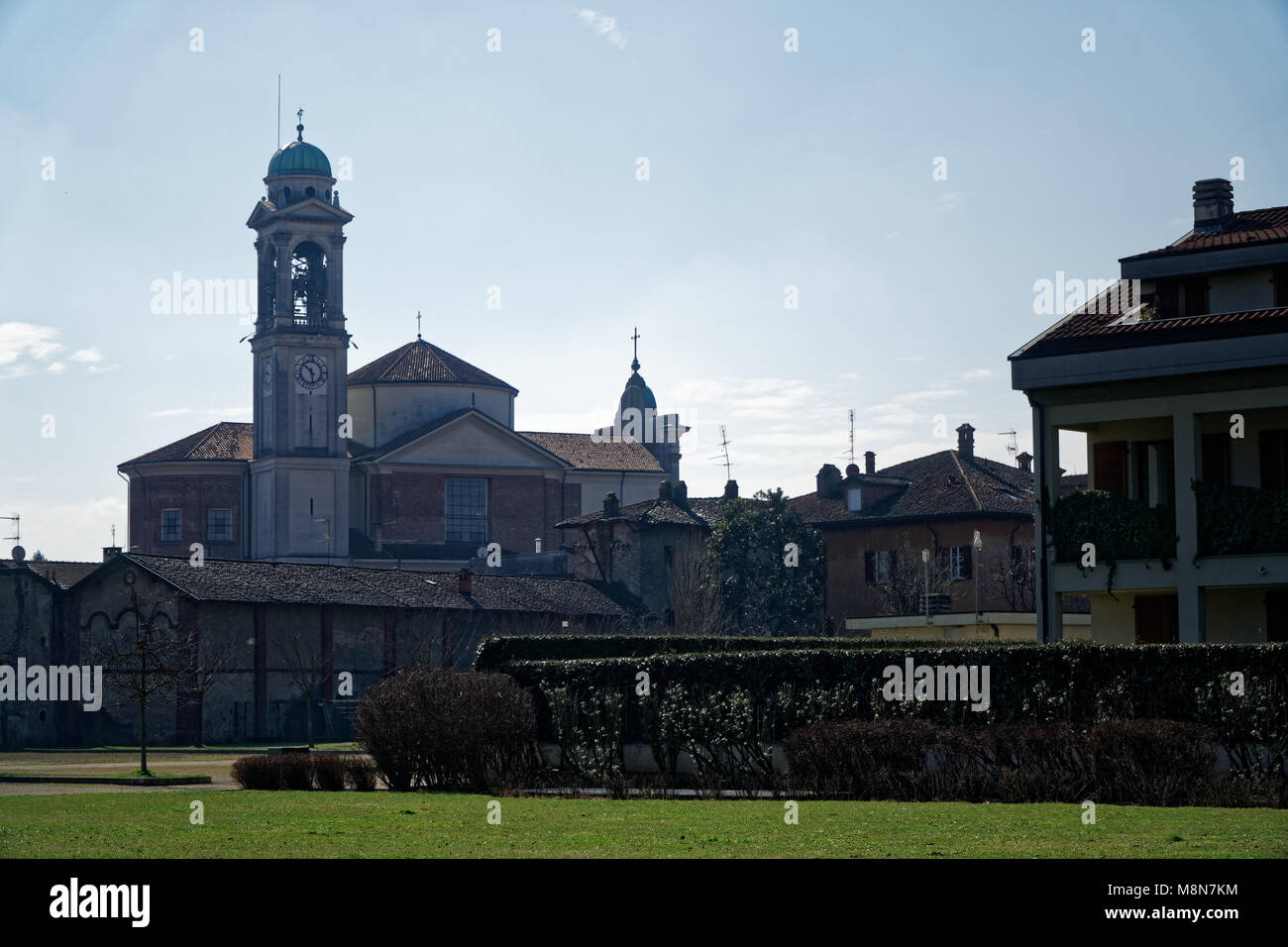 Katholische Kirche, Robecco sul Naviglio, Provinz Mailand, Italien, 13. März 2018: die alte katholische Kirche mit Glockenturm, Religion Hintergrund. Stockfoto