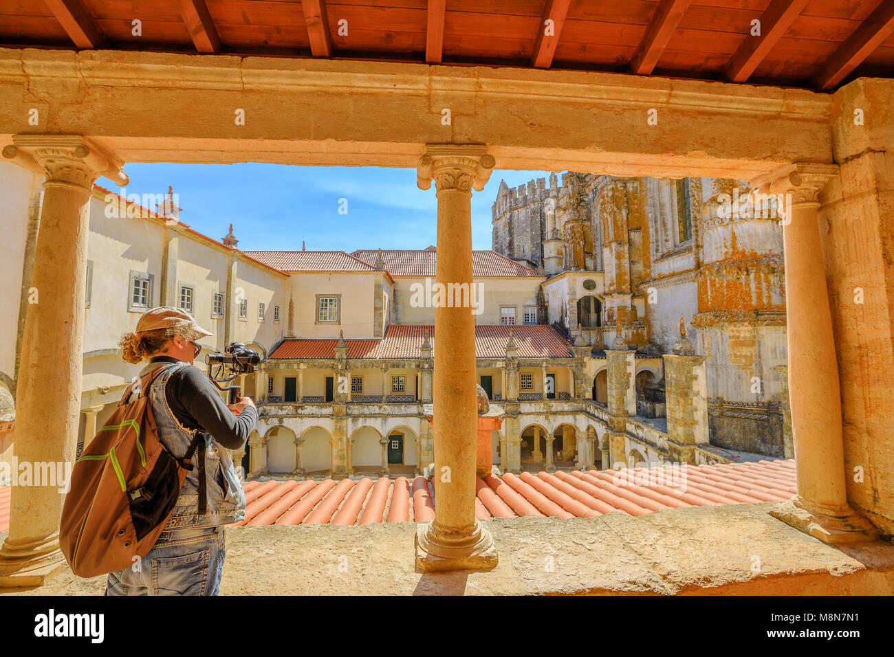 Fotograf mit Stabilisator und professionelle Kamera nimmt Fotos im Kreuzgang von Santa Barbara. Das Kloster von Christus ist ein Templer Burg in Tomar, Portugal, Tomar. Luftbild des Klosters. Stockfoto