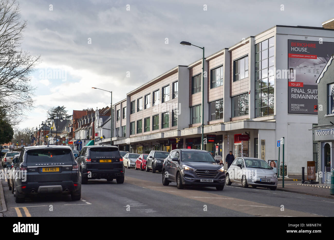 Verkehr in Ascot High Street Berkshire GROSSBRITANNIEN Stockfoto