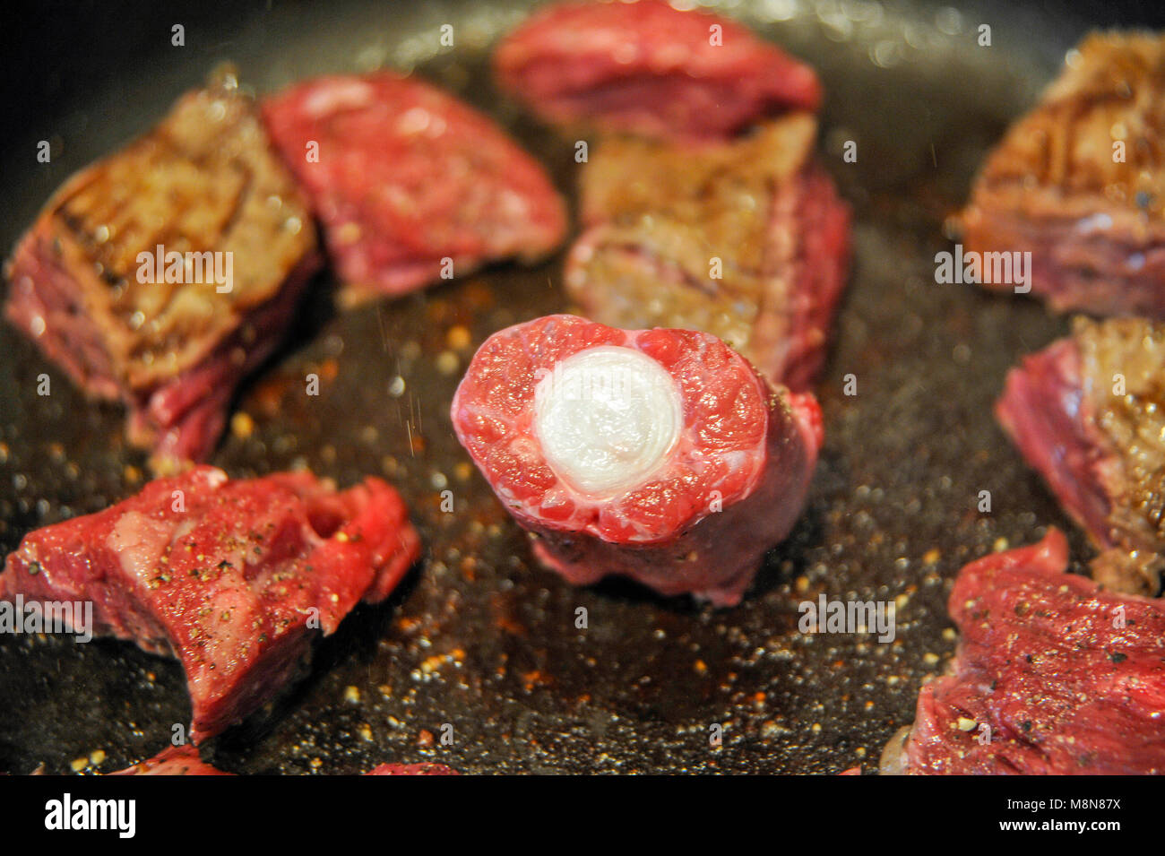 Browning aus Rindfleisch skirt Steak und einem ochsenschwanz Fleisch in der Pfanne für eine Kasserolle oder Beef Bourguignon Stockfoto